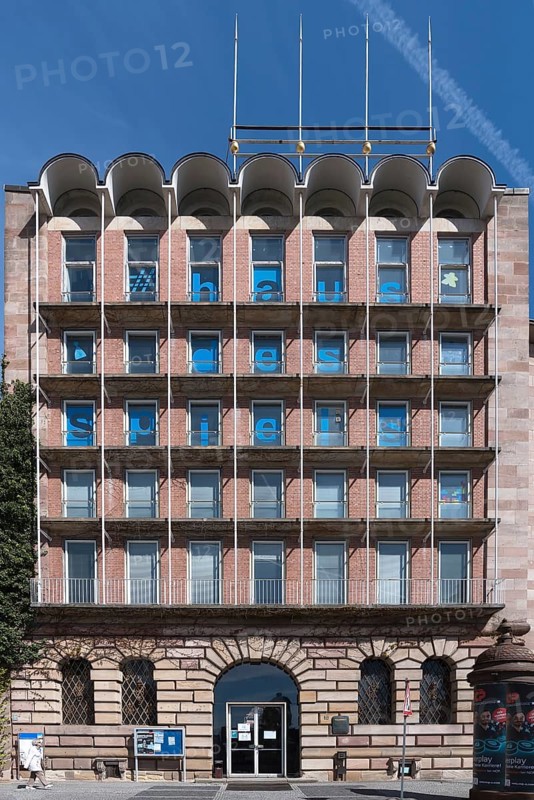 1953 newly built facade of the destroyed Pellerhaus