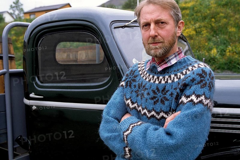 Man in Icelandic sweater in front of oldtimer