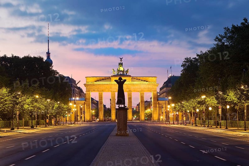 Strasse des 17. Juni im Morgenrot with Brandenburg Gate