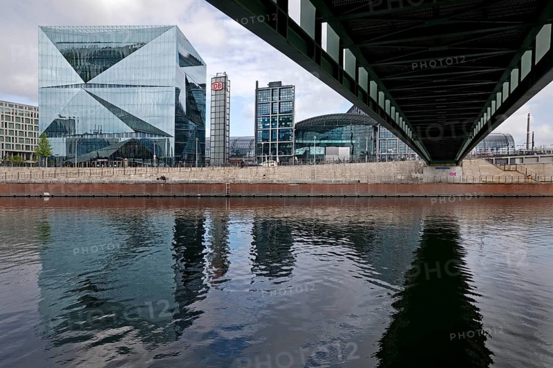 Gustav-Heinemann-Bridge in front of the main station with the Cube Berlin at Washingtonplatz
