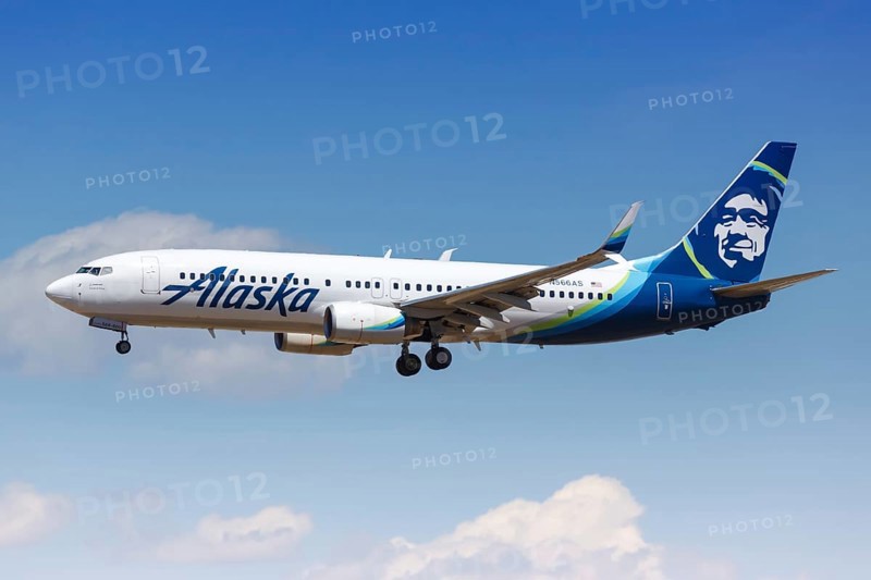 An Alaska Airlines Boeing 737-800 aircraft with registration number N566AS lands at Los Angeles Airport