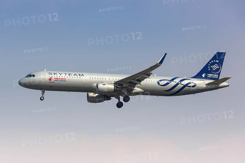 A China Eastern Airlines Airbus A321 with registration number B-8976 in SkyTeam special livery at Shanghai Hongqiao Airport
