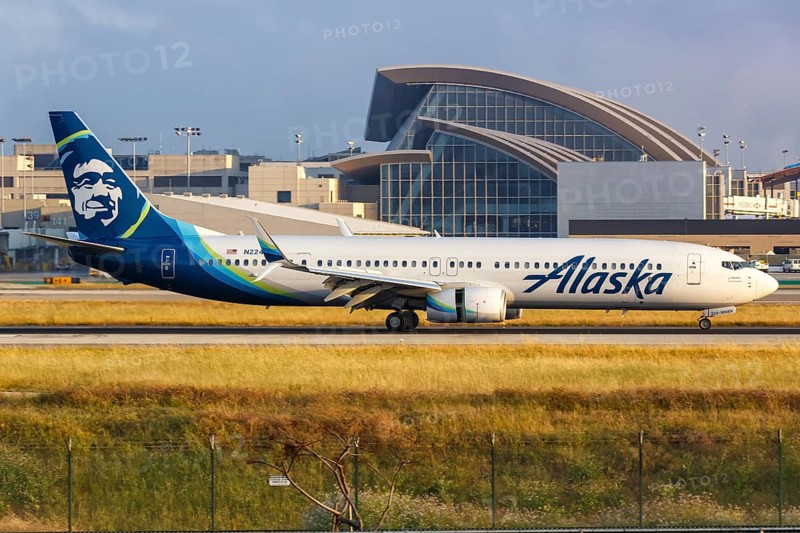 A Boeing 737-900ER aircraft of Alaska Airlines with registration N224AK at Los Angeles Airport