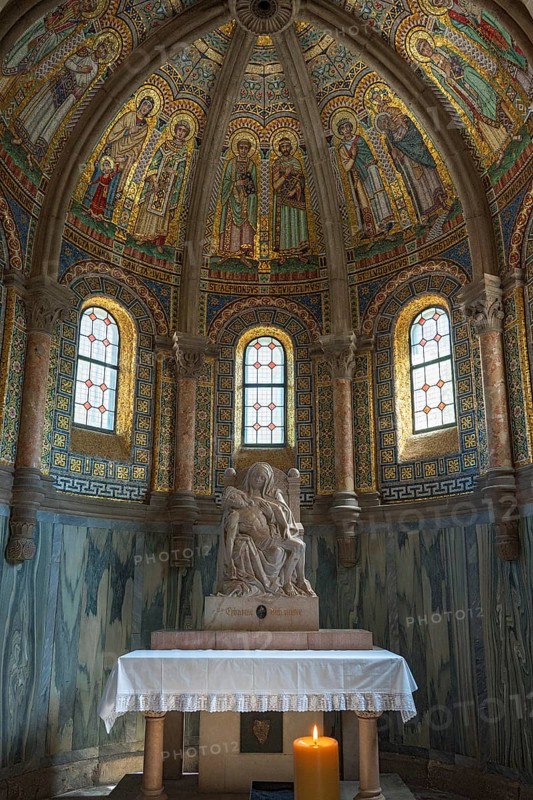 Side altar with pieta