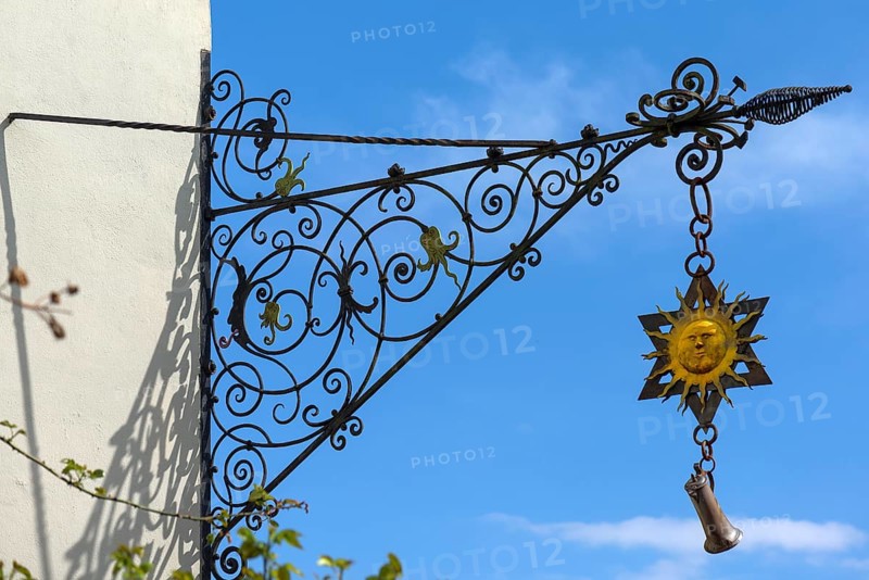 Nose sign of the former inn Zur Sonne