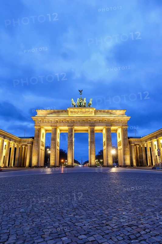 Brandenburg Gate Textfreiraum Copyspace at night in Berlin
