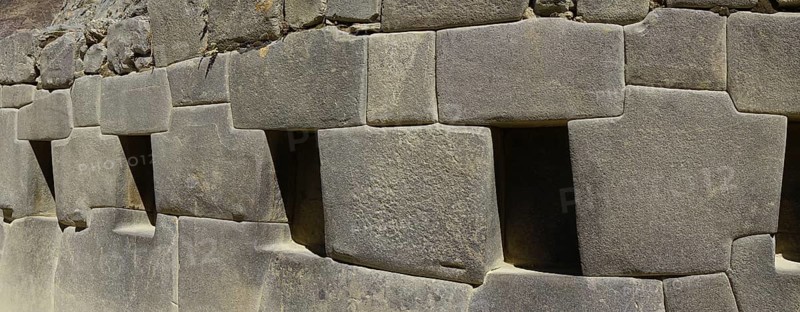 Gate and wall with niches in the Inca ruins