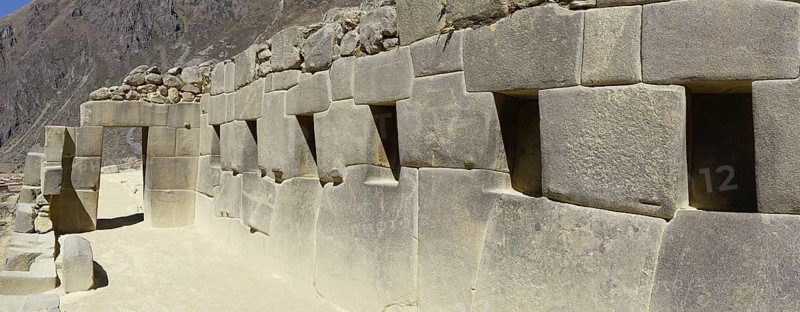 Gate and wall with niches in the Inca ruins