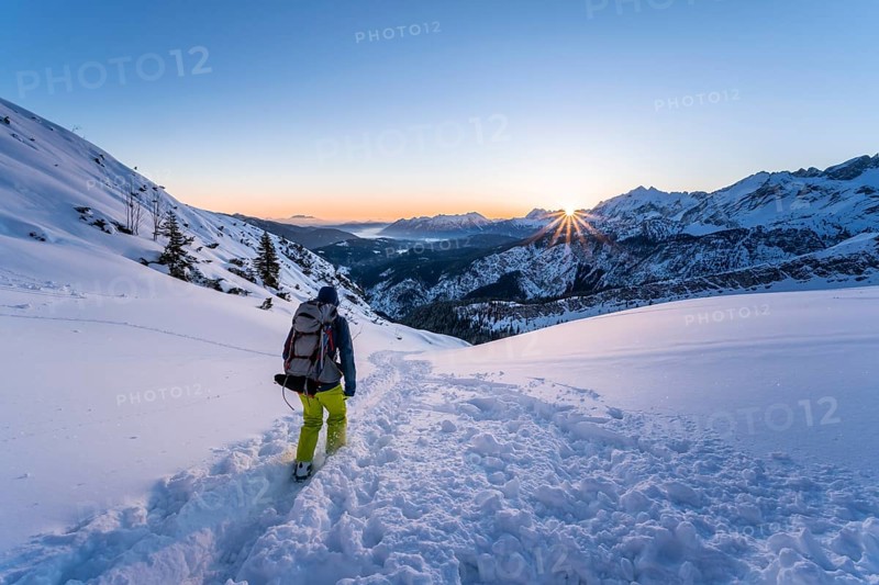 Ski tourers on the way to the Alpspitze