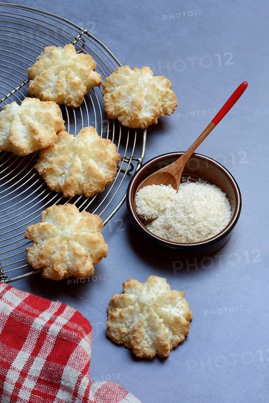 Coconut macaroons and coconut flakes in bowls