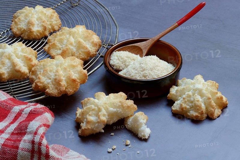 Coconut macaroons and coconut flakes in bowls