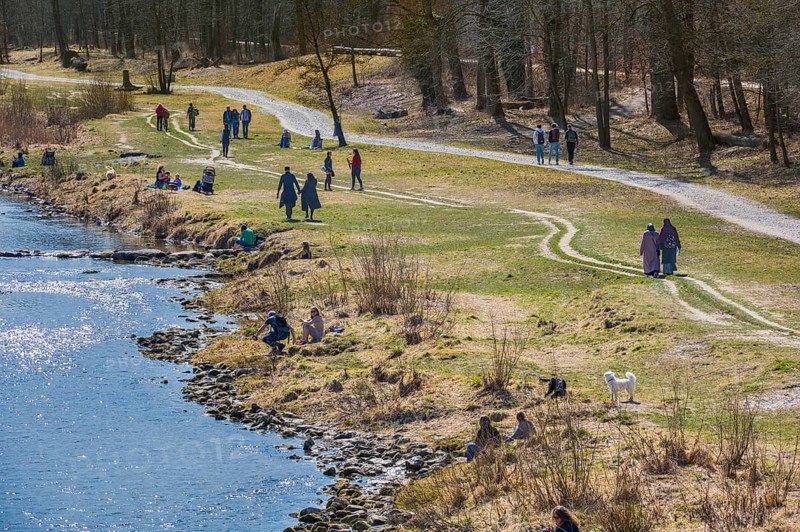 Isar bank with walkers at the Tiergarten