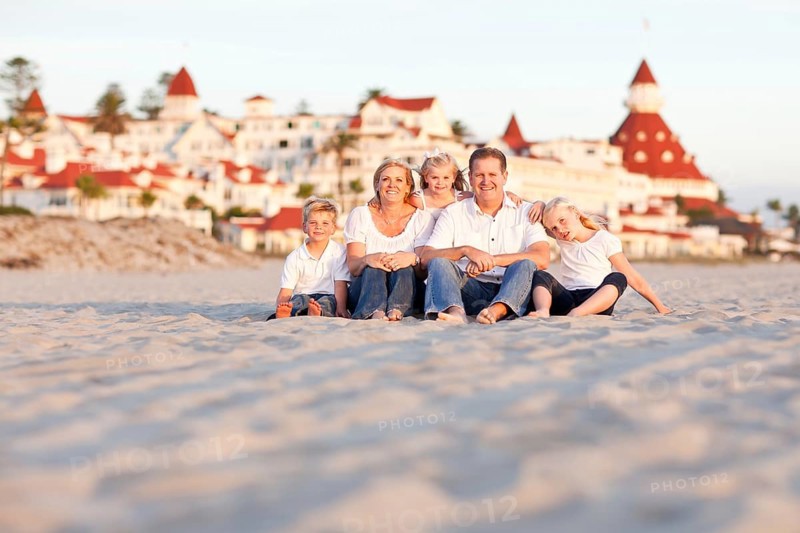 Happy caucasian family in front of hotel del coronado