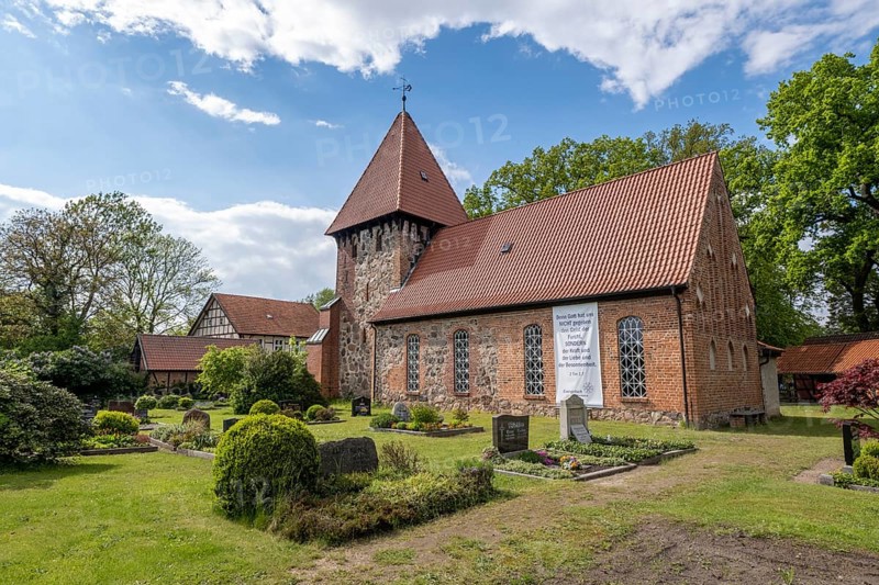 Lutheran church and cemetery in the Rundlingsdorf Satemin