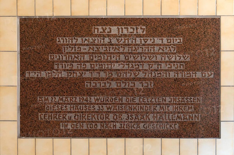 Memorial plaque to the teachers and orphans deported by the Nazi regime in 1942