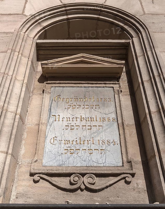 Information board on the facade of the present synagogue