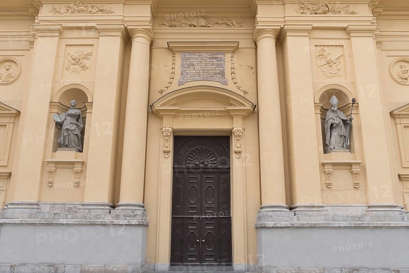 Two sculptures of saints on the main facade of the Theatine Church