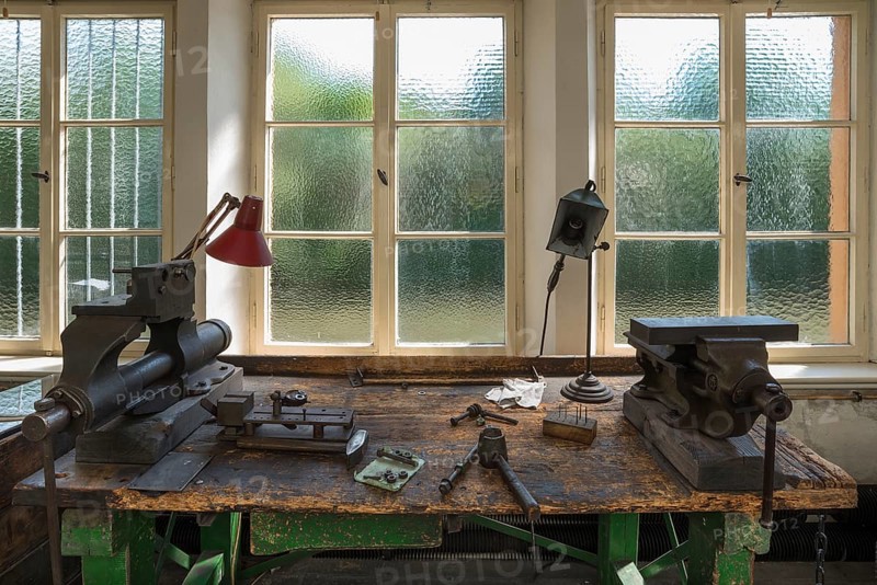 Workbench with vice in a workshop for car valves