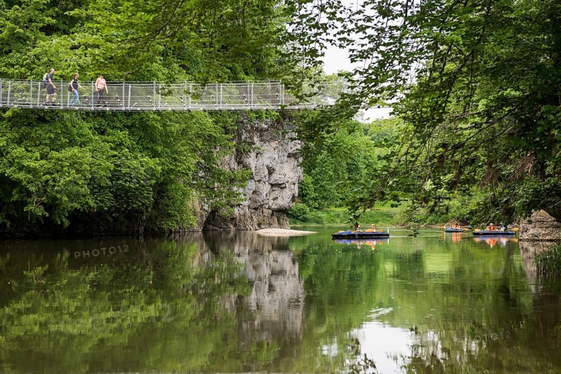 Suspension bridge and paddlers at Amalienfelsen