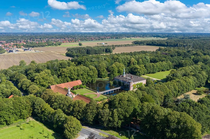 Aerial view with Luetetsburg Castle