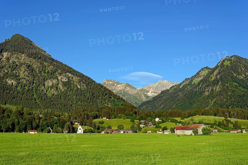 View from the Lorettowiesen to the Loretto Chapel to the mountains Schattenberg 1721 m and Riefenkopf 1748 m