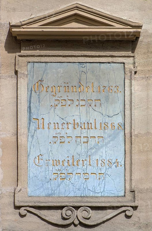 Information board on the facade of the present synagogue