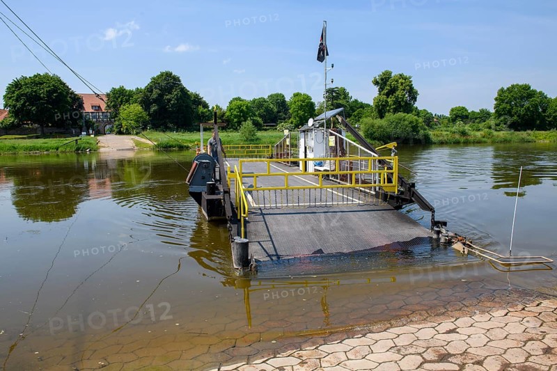 Yaw rope ferry across Weser
