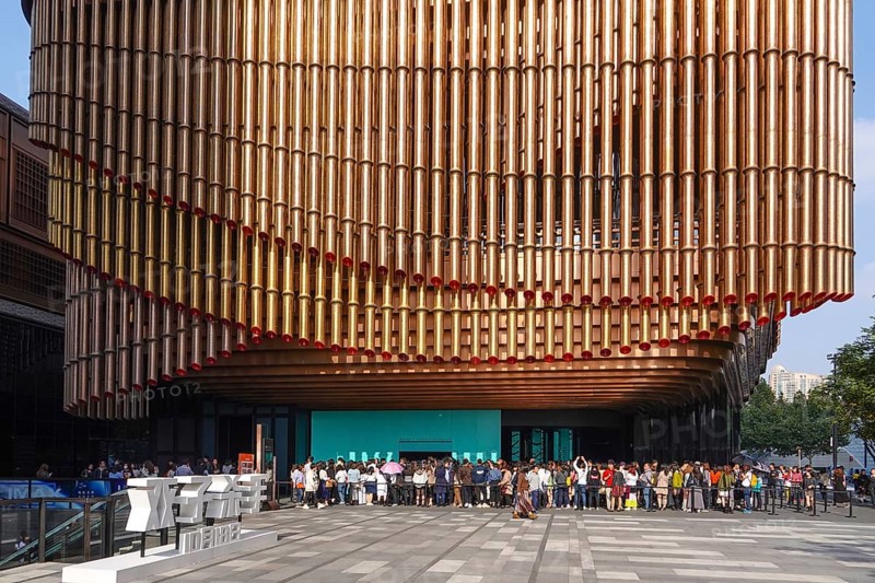 Queue in front of the entrance of the exhibition building of the Fosun Foundation