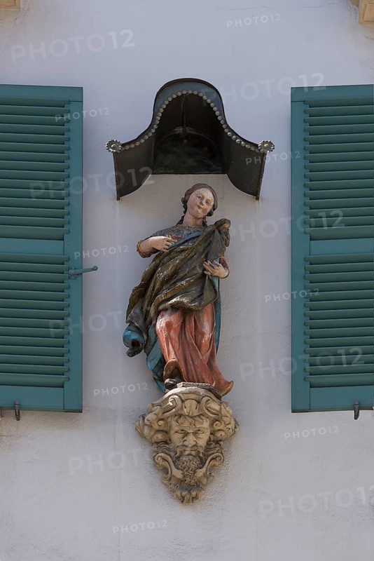 House figure with canopy at a residential house