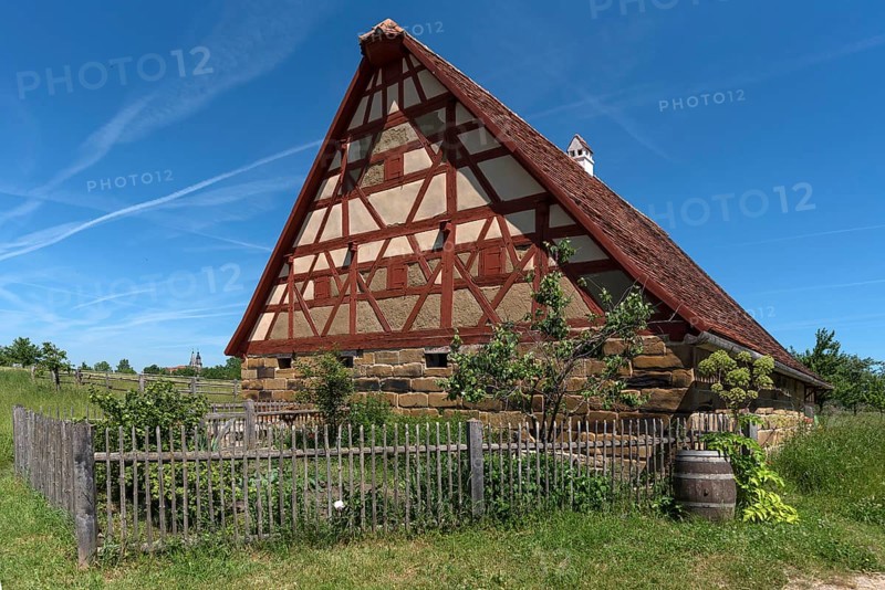 Farmhouse around 1730 with farm garden