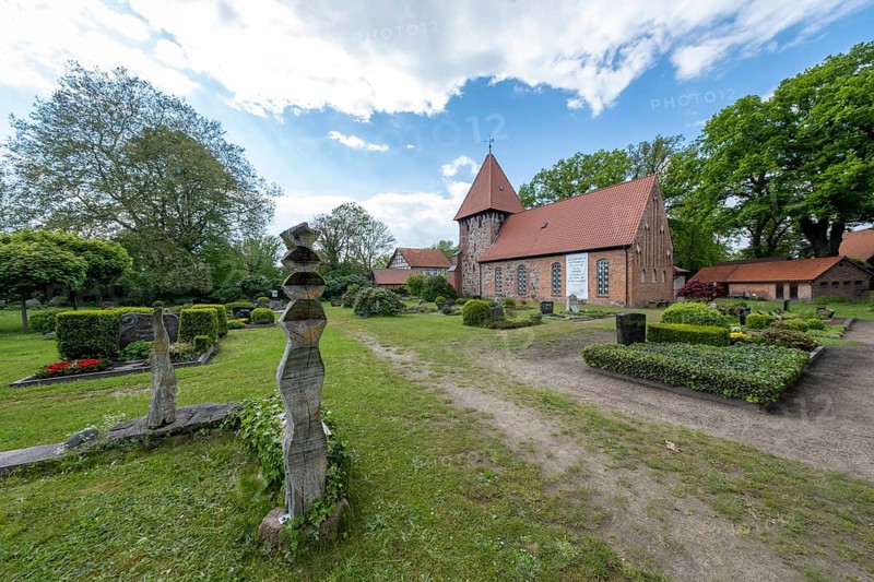 Lutheran church and cemetery in the Rundlingsdorf Satemin