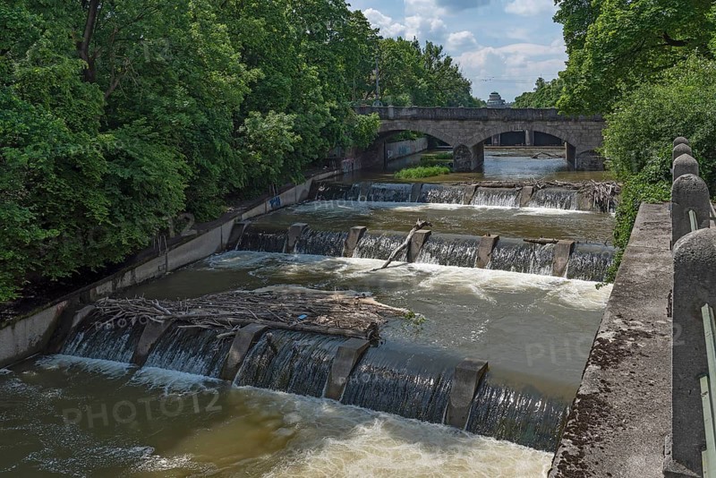 Barrages in the Isar at the Maximiliansbruecke