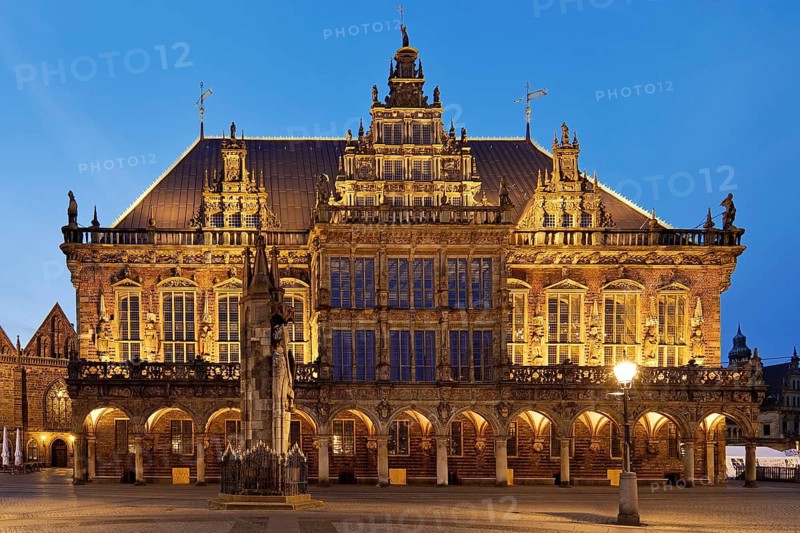 City Hall with Roland in the evening