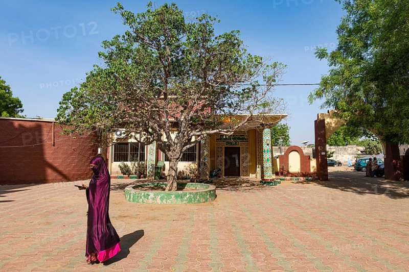 Woman walking through the EmirÂ´s palace