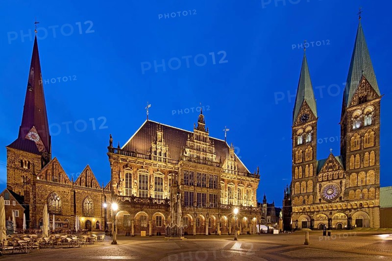 Market with Unser Lieben Frauen Church