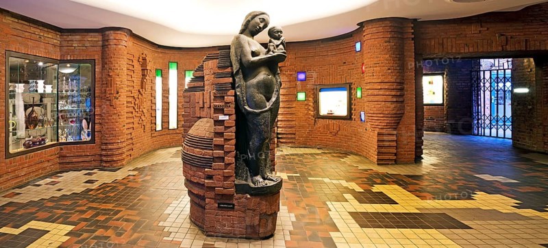 Entrance to the Paula Becker Modersohn Museum with bronze sculpture Madonna by Bernhard Hoetger