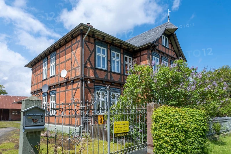 Sign 'For Sale' in front of a house in the Rundlingsdorf Kuesten