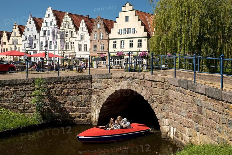 Bridge over the central canal Mittelburggraben with gabled houses