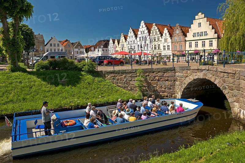 Bridge over the central canal Mittelburggraben with gabled houses