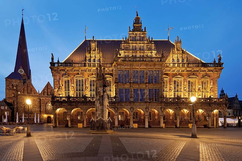 Market with Unser Lieben Frauen church and city hall with Roland in the evening