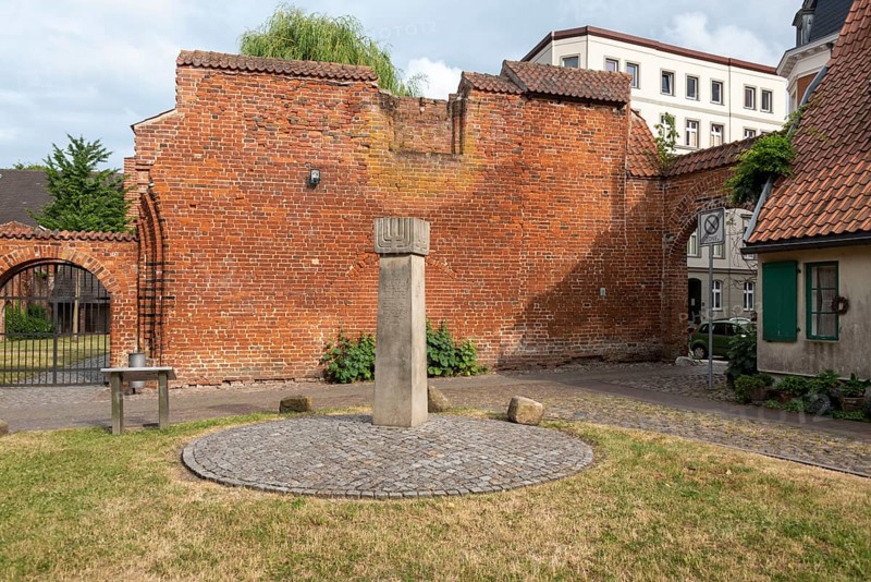 Memorial stele to the expulsion and extermination of Stralsund's Jews at Johanniskloster