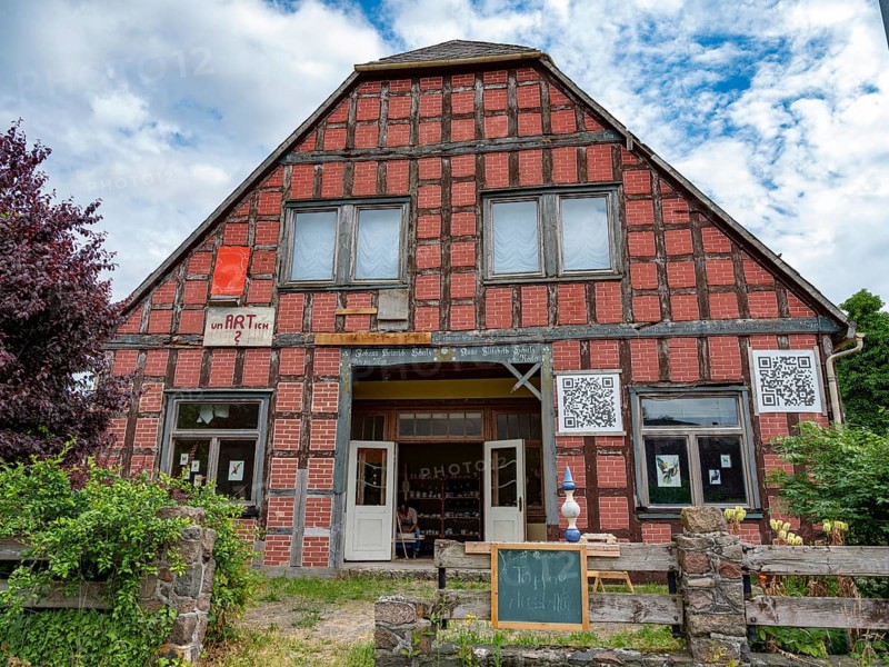 Half-timbered house with pottery in the Rundlingsdorf Guehlitz. The village is one of the 19 Rundling villages that have applied to become a UNESCO World Heritage Site. Guehlitz