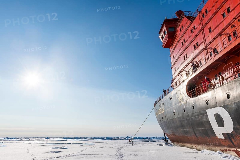 Icebreaker '50 years of victory' on the North Pole