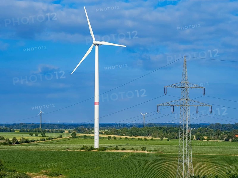 Wind turbines and power pylons at the Rundlingsdorf Gistenbeck