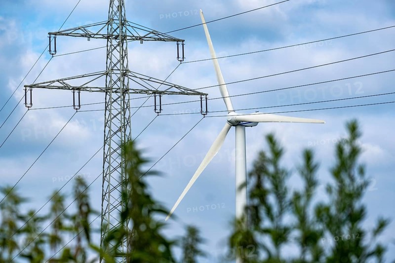 Wind turbines and power pylons at the Rundlingsdorf Gistenbeck