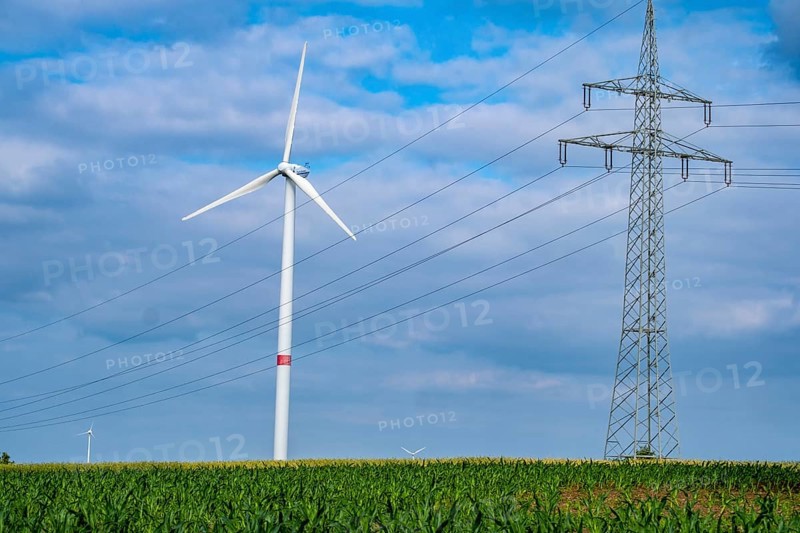 Wind turbines and power pylons at the Rundlingsdorf Gistenbeck