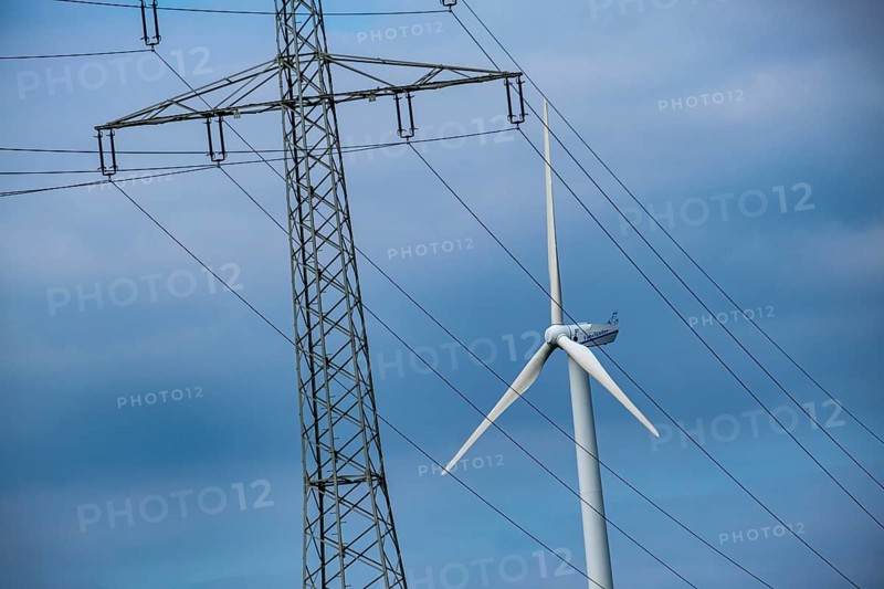 Wind turbines and power pylons at the Rundlingsdorf Gistenbeck