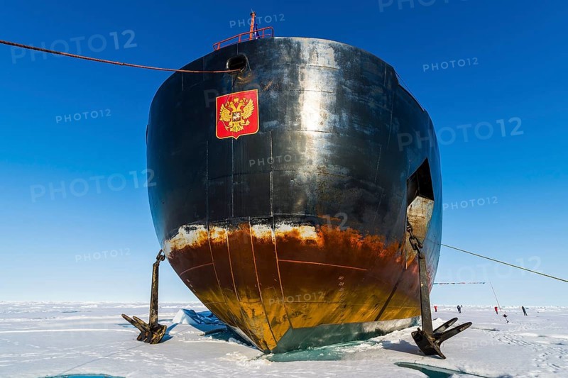 Icebreaker '50 years of victory' on the North Pole