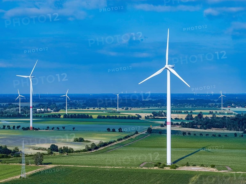 Wind turbines and power pylons at the Rundlingsdorf Gistenbeck