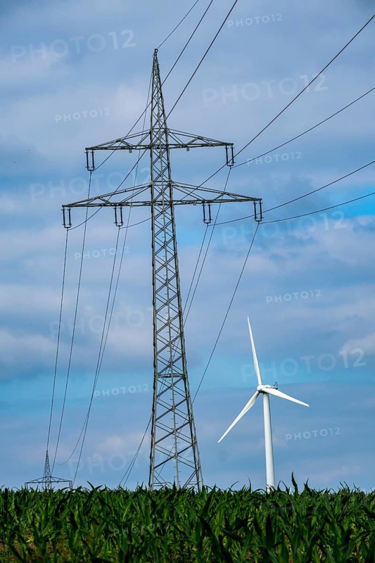 Wind turbines and power pylons at the Rundlingsdorf Gistenbeck